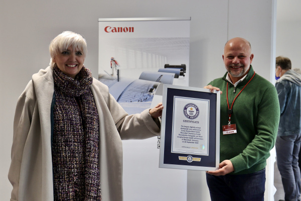 Claudia Roth: Überreicht die Weltrekord-Urkunde an Markus Koch,  European Document Solutions Group Director bei Canon Deutschland.